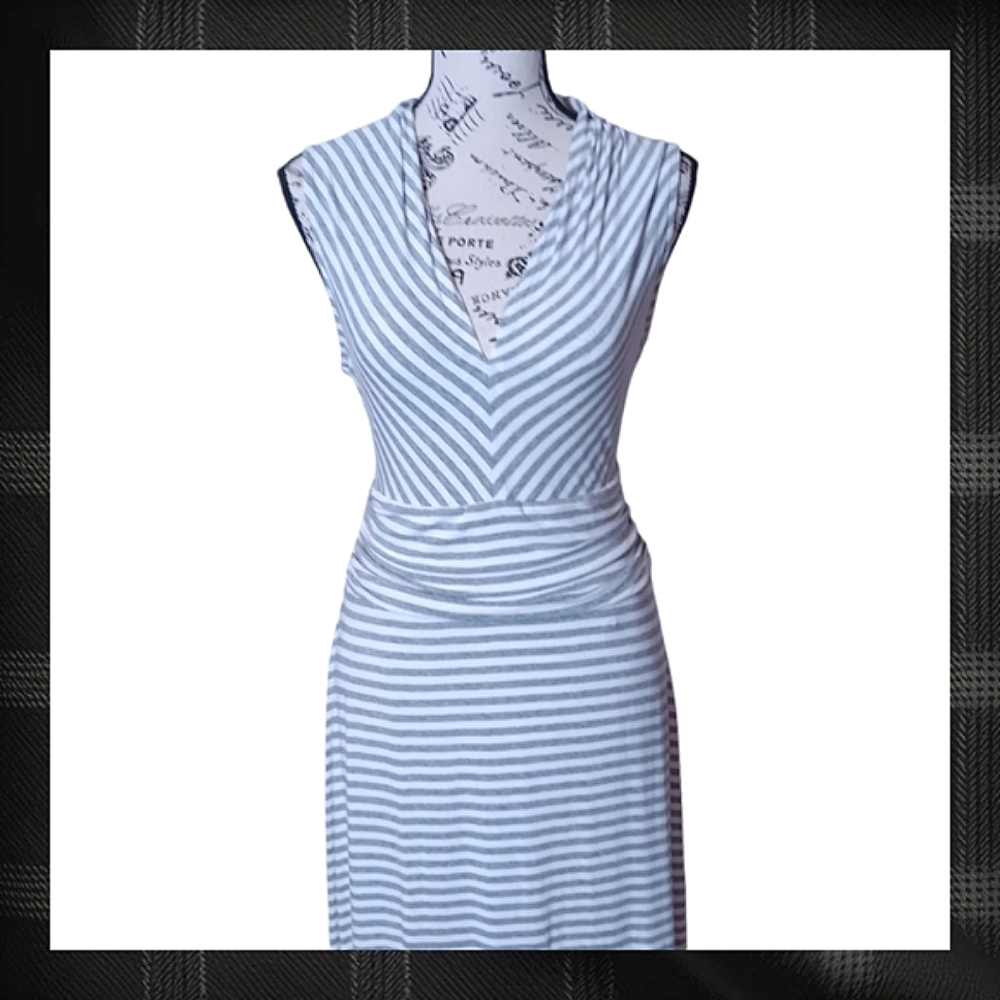 Vince Camuto V-Neck Sleeveless Maxi Dress Size MedP - Picture 4 of 15